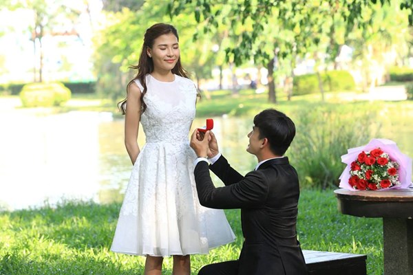 DIỄN VIÊN THÚY DIỂM VÀ LƯƠNG THẾ THÀNH TRONG PHIM KHÔNG CẦN SOÁI CA