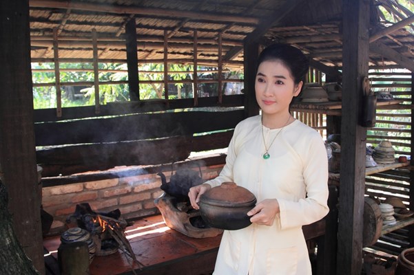 DIỄN VIÊN QUỲNH LAM TRONG PHIM CON GÁI CHỊ HẰNG