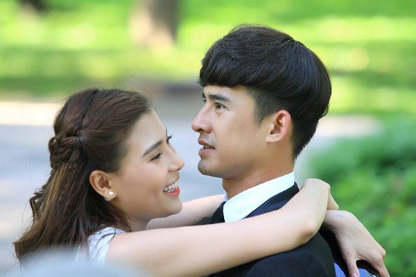 DIỄN VIÊN THÚY DIỂM VÀ LƯƠNG THẾ THÀNH TRONG PHIM KHÔNG CẦN SOÁI CA