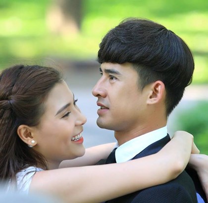 DIỄN VIÊN THÚY DIỂM VÀ LƯƠNG THẾ THÀNH TRONG PHIM KHÔNG CẦN SOÁI CA